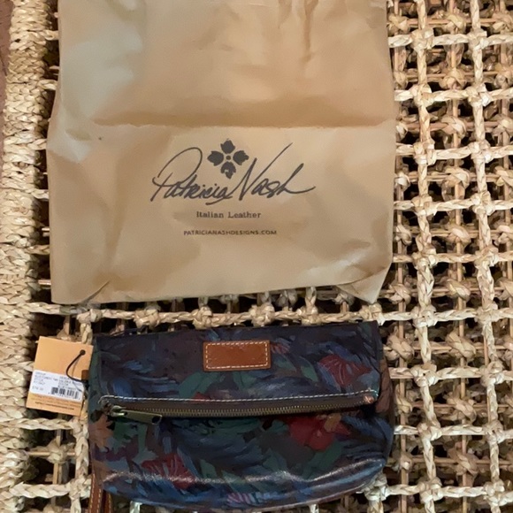 Patricia Nash clutch. - Picture 2 of 5